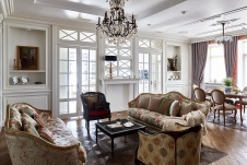 Фото интерьера гостиной дома в стиле неоклассика