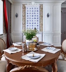 Фото интерьера столовой дома в стиле неоклассика