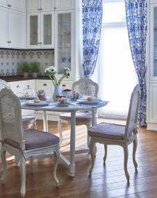 Фото интерьера кухни дома в стиле неоклассика