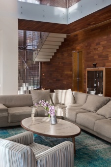 Фото интерьера гостиной дома в стиле эко