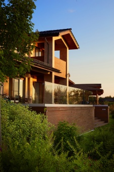 Фото фасада дома в стиле эко