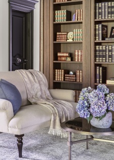 Фото интерьера библиотеки дома в стиле неоклассика