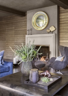 Фото интерьера каминной дома в стиле неоклассика