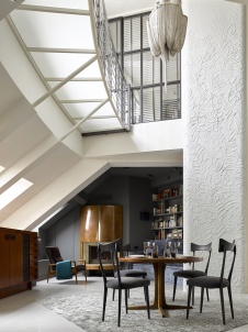 Фото интерьера гостиной пентхауса в стиле фьюжн