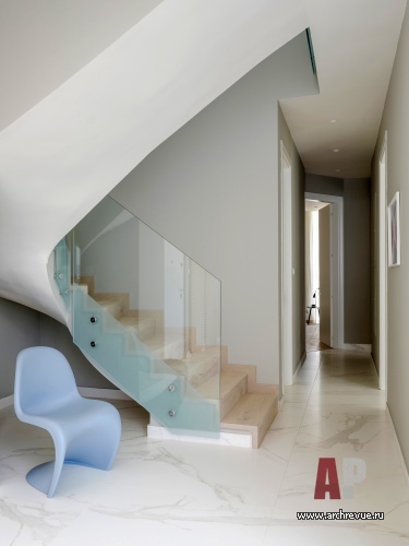 Фото интерьера лестницы дома в стиле фьюжн Фото интерьера лестничного холла дома в стиле фьюжн