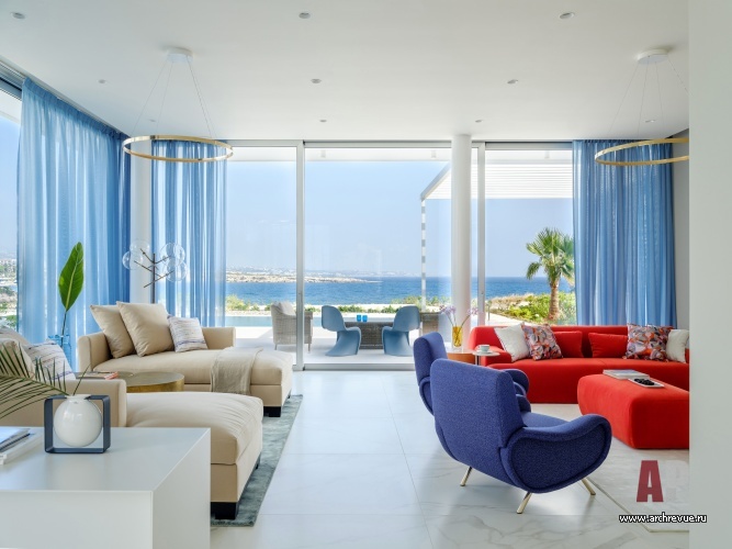 Фото интерьера гостиной дома в средиземноморском стиле