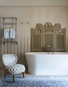 Фото интерьера ванной комнаты дома в американском стиле