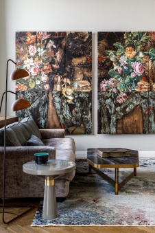 Фото интерьера гостиной пентхауса в стиле неоклассика