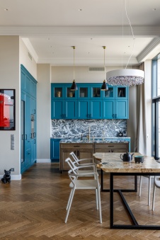 Фото интерьера кухни пентхауса в стиле неоклассика