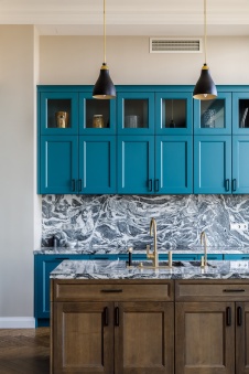 Фото интерьера кухни пентхауса в стиле неоклассика