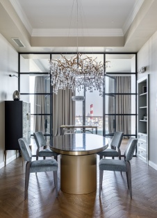 Фото интерьера столовой пентхауса в стиле неоклассика