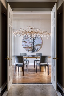 Фото интерьера столовой пентхауса в стиле неоклассика