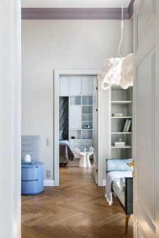 Фото интерьера спальни пентхауса в стиле неоклассика