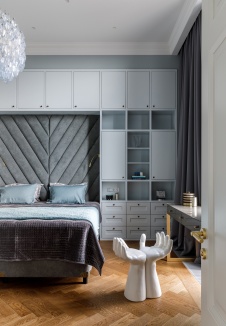 Фото интерьера спальни пентхауса в стиле неоклассика