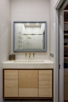 Фото интерьера санузла пентхауса в стиле неоклассика