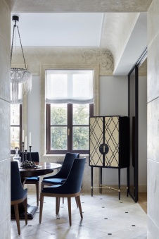 Фото интерьера столовой квартиры в стиле неоклассика