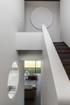 Фото интерьера лестницы дома в стиле эко Фото интерьера лестничного холла дома в стиле эко
