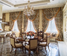 Фото интерьера столовой дома в дворцовом стиле Фото интерьера кухни дома в дворцовом стиле