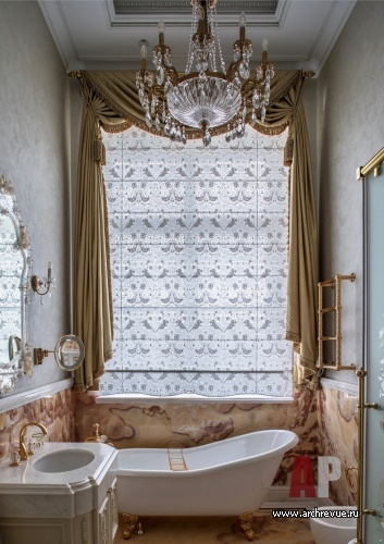 Фото интерьера ванной комнаты дома в дворцовом стиле