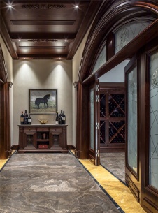 Фото интерьера винотеки дома в дворцовом стиле