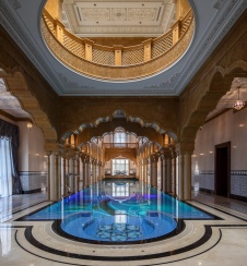 Фото интерьера бассейна дома в дворцовом стиле