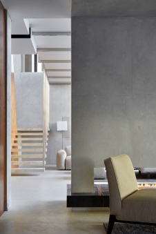 Фото интерьера лестницы дома в стиле минимализм