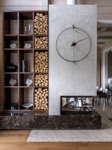 Фото интерьера каминной деревянного дома в стиле шале