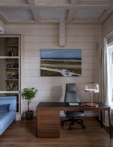 Фото интерьера кабинета деревянного дома в стиле шале