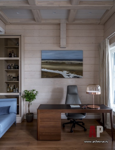Фото интерьера кабинета деревянного дома в стиле шале