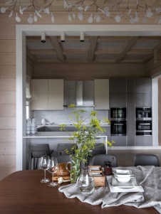 Фото интерьера кухни деревянного дома в стиле шале