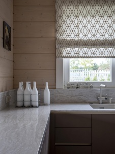 Фото интерьера кухни деревянного дома в стиле шале