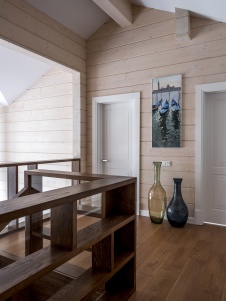 Фото интерьера коридора деревянного дома в стиле шале
