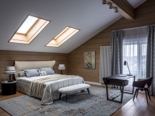 Фото интерьера спальни деревянного дома в стиле шале Фото интерьера мансарды деревянного дома в стиле шале