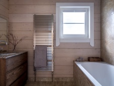 Фото интерьера ванной деревянного дома в стиле шале