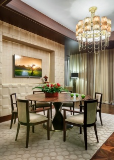 Фото интерьера столовой комнаты квартиры в стиле гламур