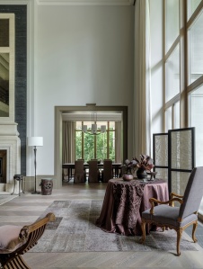 Фото интерьера гостиной дома в стиле неоклассика