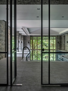 Фото интерьера бассейна дома в стиле неоклассика