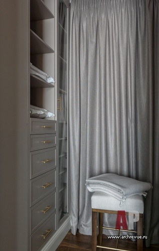Фото интерьера гардеробной квартиры в стиле современная классика