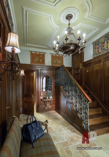 Фото интерьера лестницы дома в английском стиле Фото интерьера лестничного холла дома в английском стиле