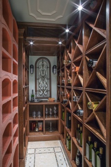 Фото интерьера винотеки дома в английском стиле