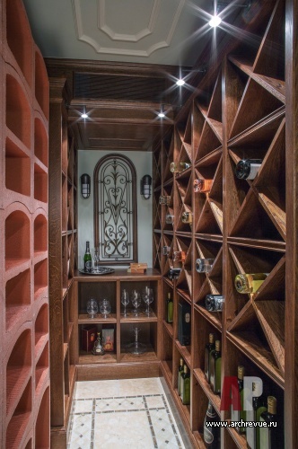 Фото интерьера винотеки дома в английском стиле