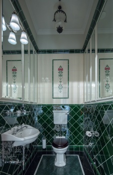 Фото интерьера гостевого санузла дома в английском стиле