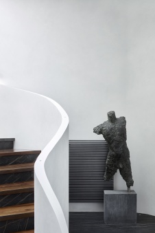 Фото интерьера лестницы в стиле минимализм