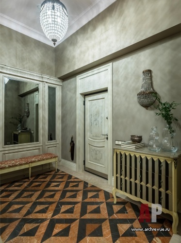 Фото интерьера входной зоны квартиры в классическом стиле