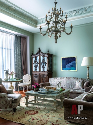 Фото интерьера гостиной квартиры в классическом стиле