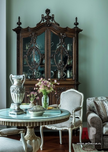 Фото интерьера гостиной квартиры в классическом стиле