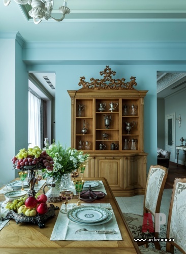 Фото интерьера столовой квартиры в классическом стиле