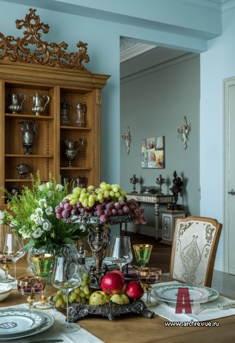 Фото интерьера столовой квартиры в классическом стиле