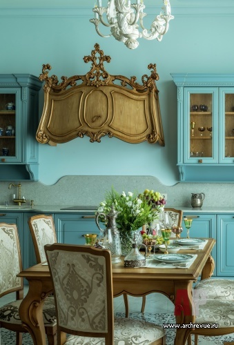 Фото интерьера кухни квартиры в классическом стиле