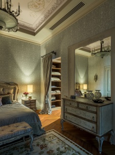 Фото интерьера гардеробной квартиры в классическом стиле